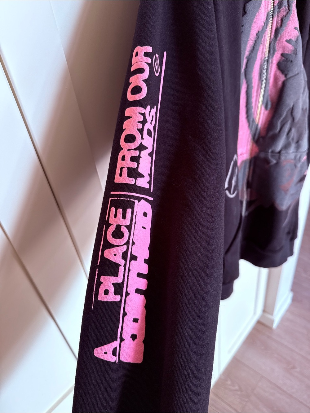 Travis Scott Fragment Black Zip-Up Hoodie with Pink Graphic Lion - Picture 3 of 3